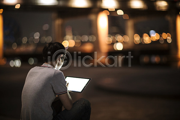 스마트 30대 남자 성인 한국인 한명 JPG 뒷모습 포토 공원 네트워크 비즈니스 스마트기기 스마트라이프 야간 야외 정보기술 태블릿 한강 한강공원