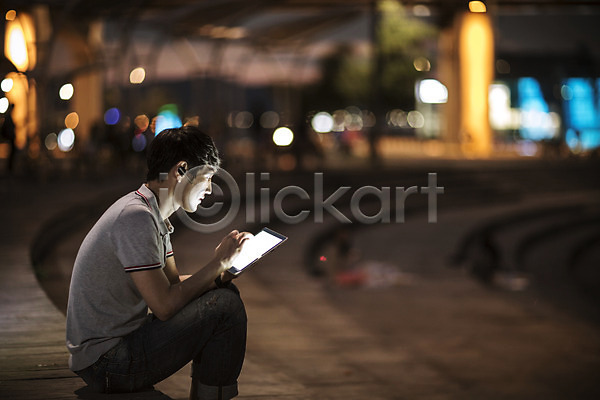 스마트 30대 남자 성인 한국인 한명 JPG 포토 공원 네트워크 비즈니스 스마트기기 스마트라이프 앉기 야간 야외 정보기술 태블릿 한강공원