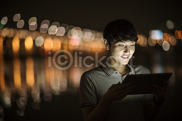 스마트 30대 남자 성인 한국인 한명 JPG 포토 공원 네트워크 비즈니스 스마트기기 스마트라이프 야간 야외 정보기술 태블릿 한강 한강공원