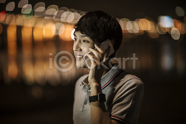 스마트 30대 남자 성인 한국인 한명 JPG 포토 공원 네트워크 반포대교 비즈니스 스마트기기 스마트라이프 스마트폰 야간 야외 정보기술 통화 한강공원