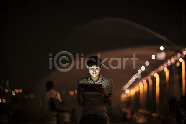 스마트 30대 남자 성인 한국인 한명 JPG 포토 공원 네트워크 반포대교 분수 비즈니스 스마트기기 스마트라이프 야간 야외 정보기술 태블릿 한강공원