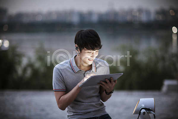 스마트 30대 남자 성인 한국인 한명 JPG 포토 공원 네트워크 모빌리티 비즈니스 상반신 스마트기기 스마트라이프 스마트모빌리티 야외 정보기술 주간 태블릿 한강공원