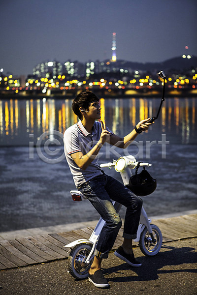 스마트 30대 남자 성인 한국인 한명 JPG 포토 걸터앉기 공원 네트워크 모빌리티 비즈니스 사진촬영 셀카봉 스마트기기 스마트라이프 스마트모빌리티 야간 야외 전동스쿠터 전신 정보기술 한강 한강공원 헬멧