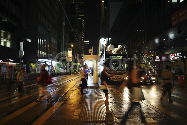 사람 여러명 JPG 포토 도로 도시 버스정류장 센트럴 아시아 야간 야외 이층버스 풍경(경치) 해외 홍콩 횡단보도