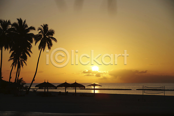 사람없음 JPG 실루엣 포토 노을 몰디브 아시아 야외 야자수 일몰 주간 태양 파라솔 풍경(경치) 하늘 해변 해외