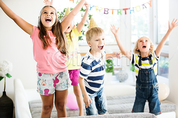 즐거움 남자 서양인 어린이 어린이만 여러명 여자 JPG 앞모습 포토 고깔(모자) 생일 생일파티 서기 실내 파티 풍선