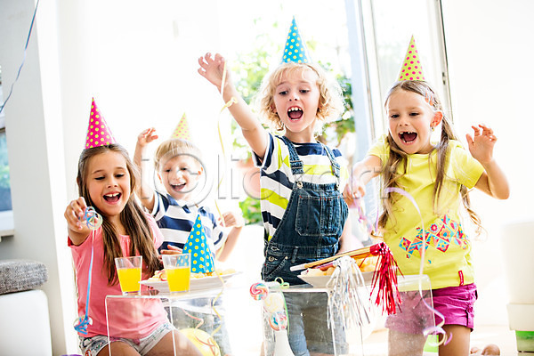 즐거움 남자 서양인 어린이 어린이만 여러명 여자 JPG 포토 고깔(모자) 놀이 생일 생일파티 실내 오렌지주스 파티 파티용품 풍선