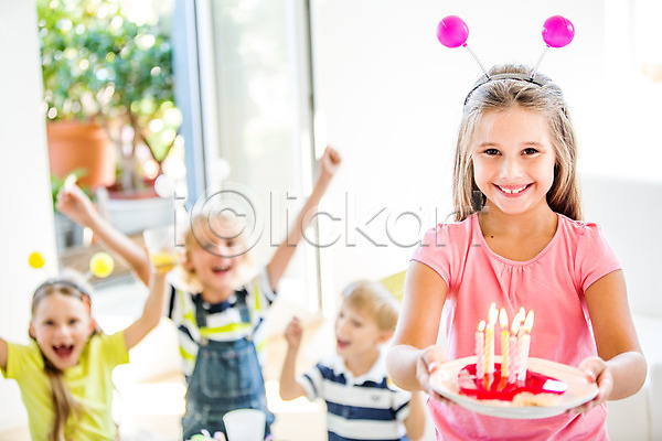남자 서양인 어린이 어린이만 여러명 여자 JPG 아웃포커스 포토 들기 머리띠 생일 생일파티 실내 앉기 촛불 케이크 파티 풍선