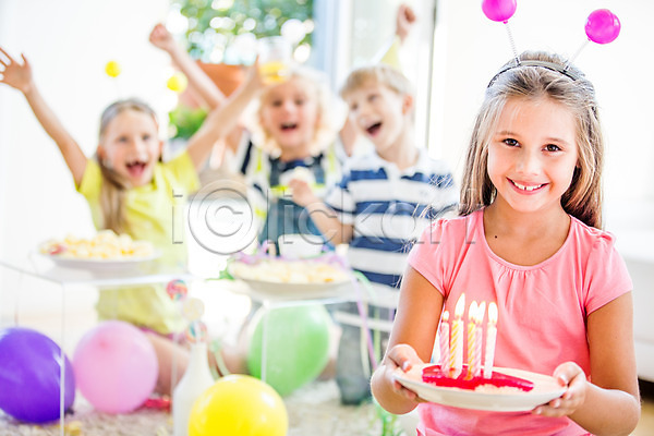 남자 서양인 어린이 어린이만 여러명 여자 JPG 아웃포커스 포토 들기 머리띠 생일 생일파티 실내 앉기 촛불 케이크 파티 풍선