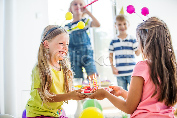 남자 서양인 어린이 어린이만 여러명 여자 JPG 옆모습 포토 들기 머리띠 생일 생일파티 실내 촛불 케이크 파티 풍선