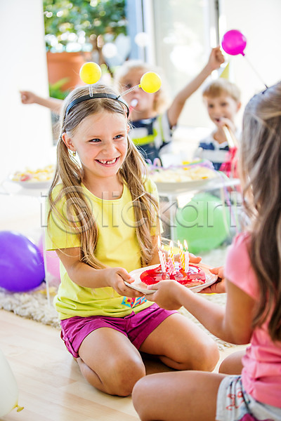 남자 서양인 어린이 어린이만 여러명 여자 JPG 포토 들기 머리띠 생일 생일파티 실내 촛불 케이크 파티 풍선