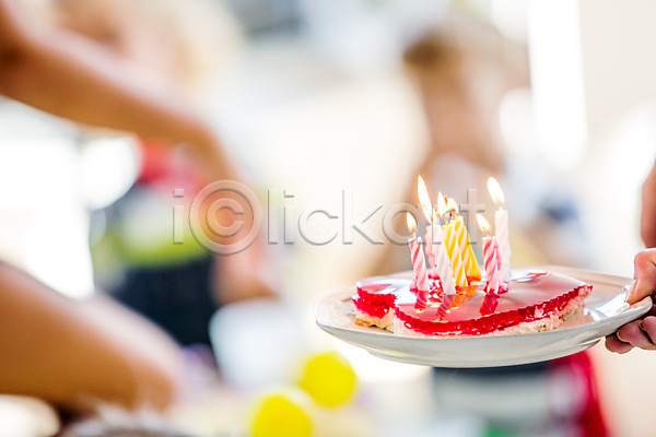 남자 서양인 어린이 어린이만 여러명 여자 JPG 아웃포커스 포토 생일 생일파티 실내 촛불 케이크 파티