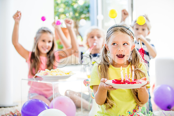 남자 서양인 어린이 어린이만 여러명 여자 JPG 아웃포커스 앞모습 포토 들기 머리띠 생일 생일파티 실내 촛불 케이크 파티 풍선