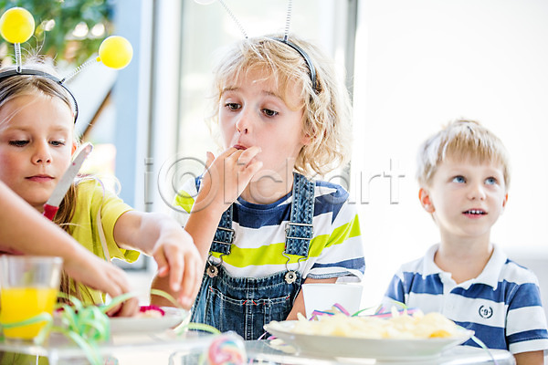 남자 서양인 세명 어린이 어린이만 여자 JPG 앞모습 포토 머리띠 먹기 상반신 생일 생일파티 실내 케이크 파티