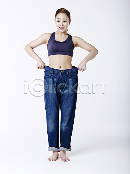 20대 성인 성인여자한명만 여자 청년여자한명만 한국인 한명 JPG 앞모습 포토 날씬함 다이어트 미소(표정) 서기 스튜디오촬영 실내 의료성형뷰티 잡기 전신 청바지 큼 탱크톱 포니테일 흰배경