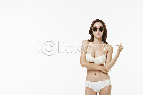 20대 성인 성인여자한명만 여자 청년여자한명만 한국인 한명 JPG 포토 비키니 상반신 선글라스 스튜디오촬영 실내 안경낌 의료성형뷰티 파마 흰배경