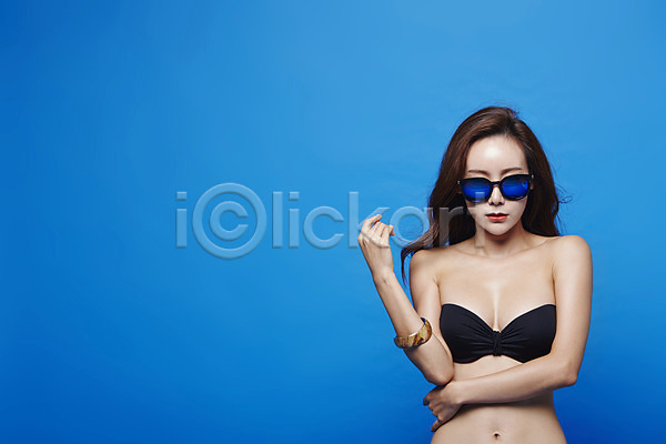 20대 성인 성인여자한명만 여자 청년여자한명만 한국인 한명 JPG 앞모습 포토 뱅글 비키니 상반신 선글라스 스튜디오촬영 실내 안경낌 의료성형뷰티 파란배경 파마
