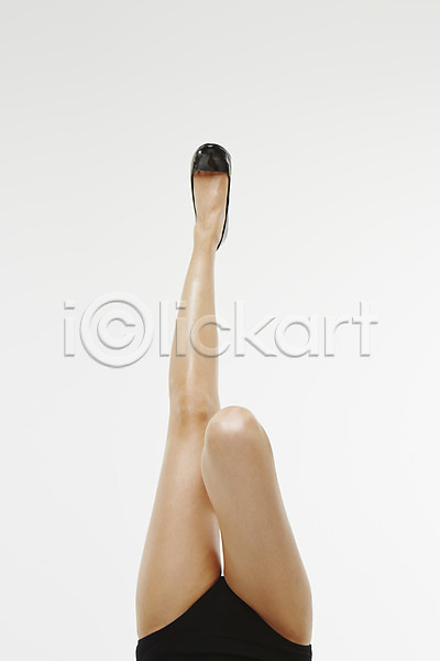 20대 성인 신체부위 여자 한국인 한명 JPG 앞모습 포토 다리(신체부위) 스튜디오촬영 실내 의료성형뷰티 하반신 하이힐 흰배경
