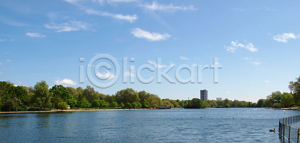 사람없음 JPG 포토 해외이미지 강 공원 나무 내추럴 런던 물 스카이라인 액체 연못 영국 영어 왕국 유럽 잉글랜드 자연 잔디 정원 초록색 큼 파노라마 파도 파란색 풍경 해외202004 해외포토 호수