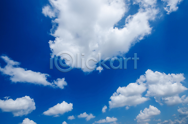 분위기 사람없음 JPG 포토 해외이미지 계절 구름(자연) 날씨 맑음 백그라운드 봄 빛 수분 야외 여름(계절) 자연 천국 파란색 풍경(경치) 하늘 하늘색 해외202004 햇빛 흐림 흰색