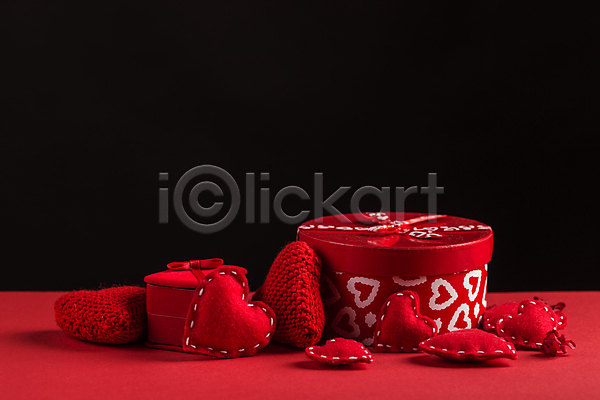 사람없음 JPG 포토 해외이미지 검은배경 뜨개질 반지케이스 발렌타인데이 빨간색 선물상자 오브젝트 하트
