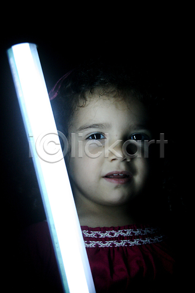 행복 어린이 한명 JPG 포토 해외이미지 검은색 램프 빛 해외202004
