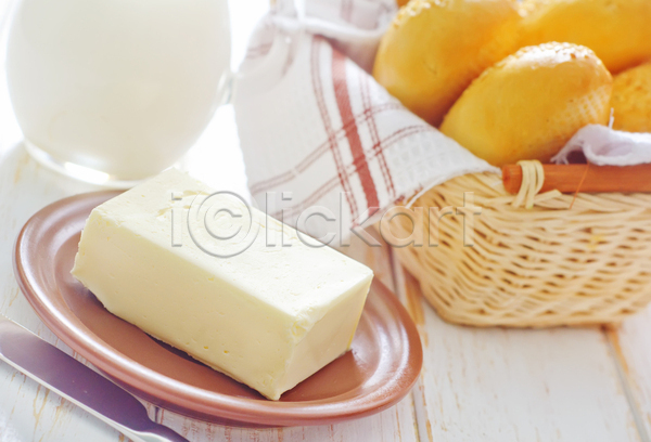 사람없음 JPG 포토 해외이미지 나무배경 바구니 버터 버터나이프 빵 실내 우유 접시 천(직물) 해외202004