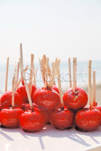 달콤 사람없음 JPG 포토 해외이미지 디저트 막대기 빨간색 사과 사탕 야외 탁자 해외202004