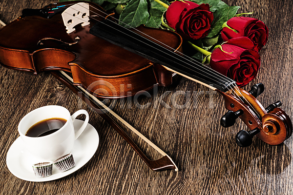 우아함 사람없음 JPG 포토 해외이미지 나무바닥 바이올린 바이올린활 장미 차받침대 커피 커피잔 해외202004