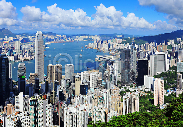 군중 동양인 사람없음 JPG 포토 해외이미지 건물 건축양식 고층빌딩 구름(자연) 넘어짐 도시 도시풍경 도심 만 바다 비즈니스 사무실 스카이라인 시간 아시아 여행 장면 탑 파란색 풍경(경치) 하늘 항구 해외202004 홍콩