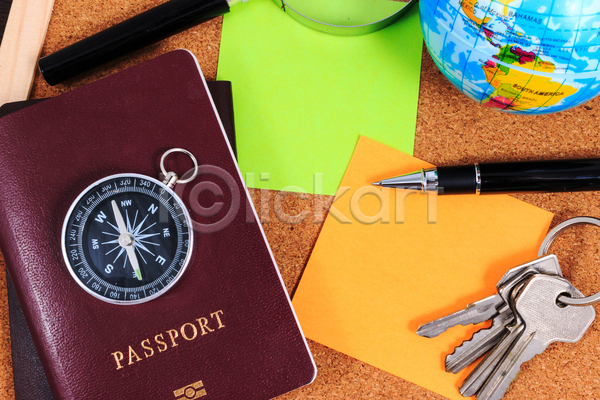 사람없음 JPG 포토 해외이미지 나침반 실내 여권 여행 열쇠 오브젝트 펜 포스트잇 해외202004