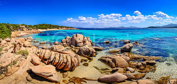 휴식 사람없음 JPG 포토 해외이미지 만 맑음 모래 물 바다 보트 섬 야외 여름 여행 여행객 이탈리아 자연 지중해 초록색 컬러풀 태양 터키석 파노라마 파라다이스 파란색 풍경 하늘 해변 해외202004 해외포토 햇빛 휴가