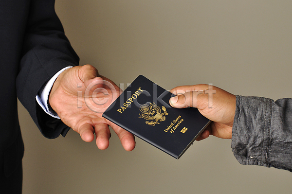 출장 남자 사람없음 여자 JPG 포토 해외이미지 가로 문서 선물 손 쇼 신분증 여권 주기 해외202004 회색