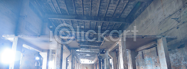 낭비 위험 사람없음 JPG 포토 해외이미지 건물 건축양식 검은색 공장 구식 그런지 금속 깨짐 내부 도시 먼지 방치 백그라운드 버리기 벽 벽돌 복고 빛 산업 수확 썩음 어둠 옛날 유리 직장 창고 창문 철강 파멸 폐기물 해외202004 해외포토