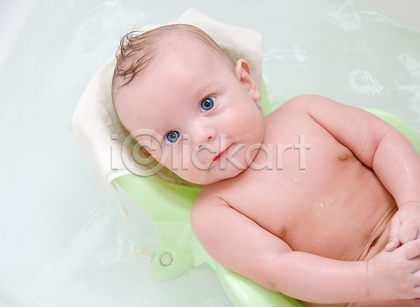 남자 남자아기한명만 아기 한명 JPG 포토 해외이미지 목욕 미소(표정) 씻겨주기 아기용품 욕조 응시 청결