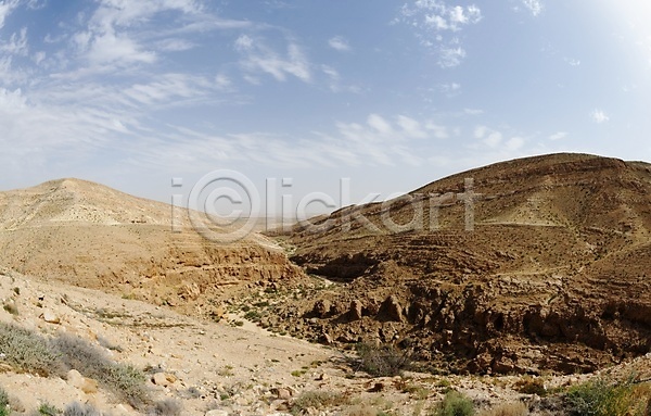 건조 사람없음 JPG 포토 해외이미지 개울 곡선 골짜기 날씨 노란색 모래 바닥 벽 사막 사암 석회암 야외 언덕 여름(계절) 오렌지 이스라엘 자연 중동 파노라마 파란색 풍경(경치) 하늘 해외202004 환경
