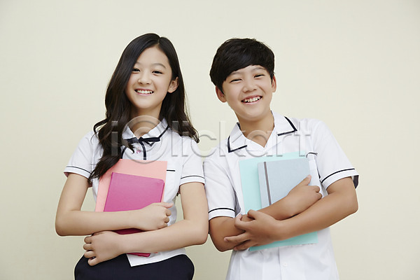 10대 남자 두명 십대만 여자 중학생 한국인 JPG 앞모습 포토 공책 교복 교실 남중생 남학생 들기 미소(표정) 상반신 서기 실내 안기 여중생 여학생 친구 학생