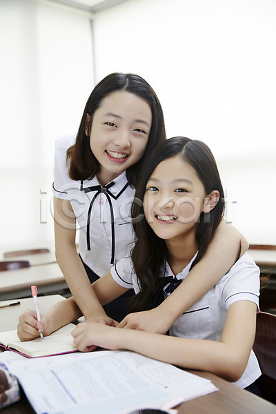 다정 우정 10대 두명 십대여자만 여자 여자만 중학생 한국인 JPG 포토 공책 교과서 교복 교실 미소(표정) 백허그 상반신 실내 앉기 여중생 책상 친구 펜 학생