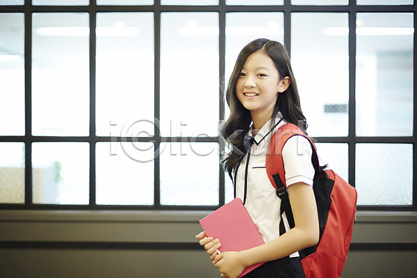 10대 십대여자한명만 여자 여자만 중학생 한국인 한명 JPG 옆모습 포토 공책 교복 교육 미소(표정) 상반신 서기 실내 여중생 창문 책가방 학교 학생