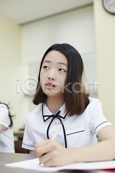 10대 십대여자한명만 여자 여자만 중학생 한국인 한명 JPG 앞모습 포토 공책 교복 교실 기록 상반신 실내 여중생 책상 펜 학생