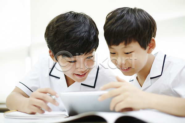 우정 함께함 10대 남자 남자만 두명 십대남자만 중학생 한국인 JPG 앞모습 포토 교복 교실 남중생 남학생 미소(표정) 상반신 실내 앉기 웹서핑 책상 친구 태블릿 학생