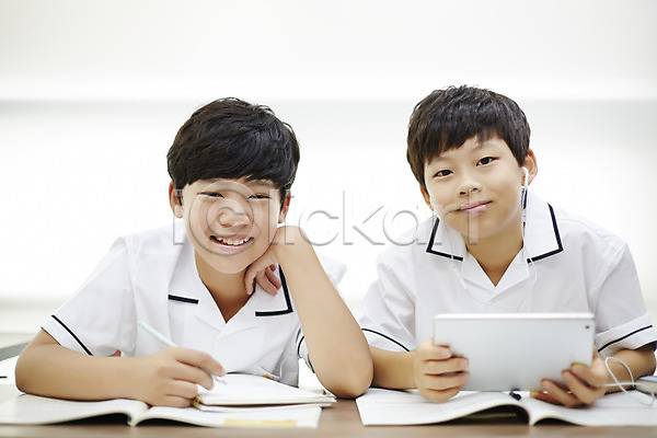 우정 함께함 10대 남자 남자만 두명 십대남자만 중학생 한국인 JPG 앞모습 포토 공책 교복 교실 기록 남중생 남학생 문제집 미소(표정) 상반신 실내 앉기 웹서핑 이어폰 책상 친구 태블릿 펜 학생
