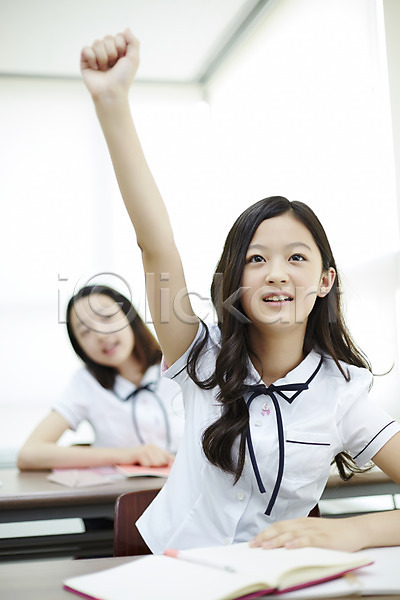 10대 두명 십대여자만 여자 여자만 중학생 한국인 JPG 앞모습 포토 교복 교실 발표 상반신 손들기 수업 실내 앉기 여중생 학생
