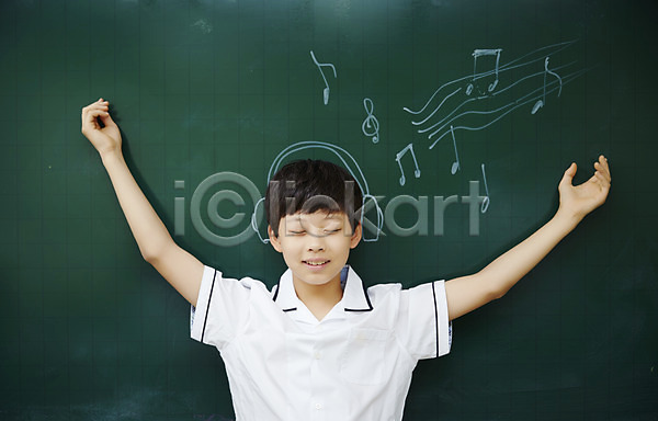 10대 남자 남자만 십대남자한명만 중학생 한국인 한명 JPG 앞모습 포토 교복 교실 그림 남중생 눈감음 상반신 실내 오선지 음표 칠판 팔벌리기 헤드폰