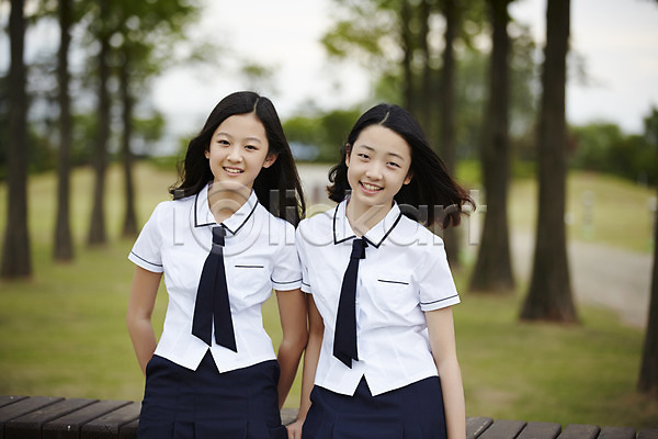 다정 우정 10대 두명 십대여자만 여자 중학생 한국인 JPG 앞모습 포토 공원 교복 미소(표정) 상반신 야외 여중생 주간 친구 학생
