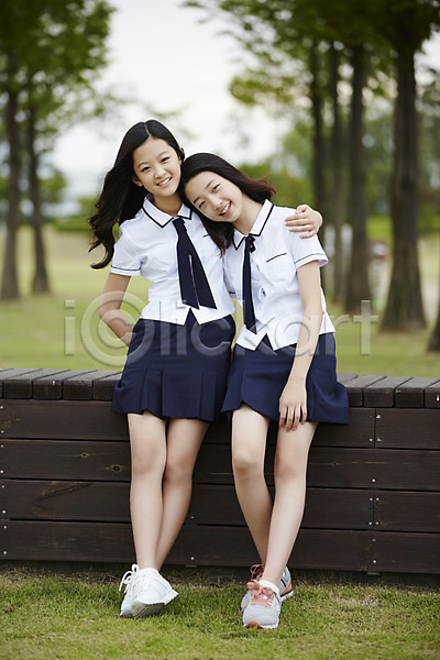 다정 우정 10대 두명 십대여자만 여자 여자만 중학생 한국인 JPG 앞모습 포토 걸터앉기 공원 교복 미소(표정) 안기 야외 여중생 운동화 전신 주간 친구 학생