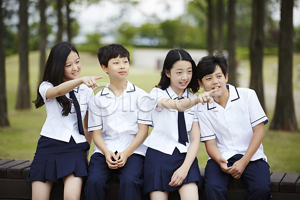 10대 남자 십대만 여러명 여자 중학생 한국인 JPG 앞모습 포토 가리킴 공원 교복 남중생 남학생 상반신 손모으기 앉기 야외 여중생 여학생 주간 친구 학생