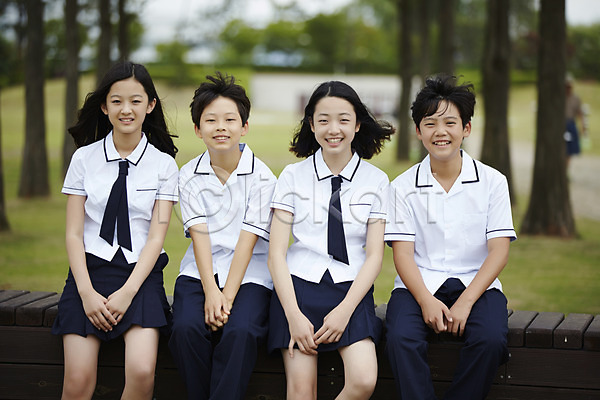 10대 남자 십대만 여러명 여자 중학생 한국인 JPG 앞모습 포토 공원 교복 남중생 남학생 미소(표정) 상반신 손모으기 앉기 야외 여중생 여학생 주간 친구 학생