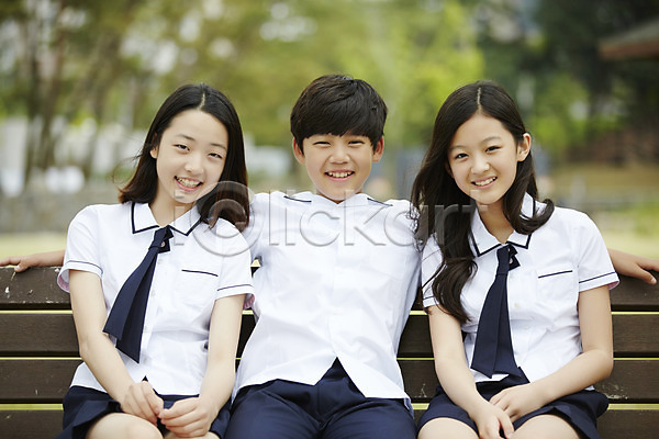 10대 남자 세명 십대만 여자 중학생 한국인 JPG 앞모습 포토 공원 교복 남중생 남학생 미소(표정) 벤치 상반신 앉기 야외 여중생 여학생 주간 친구 학생