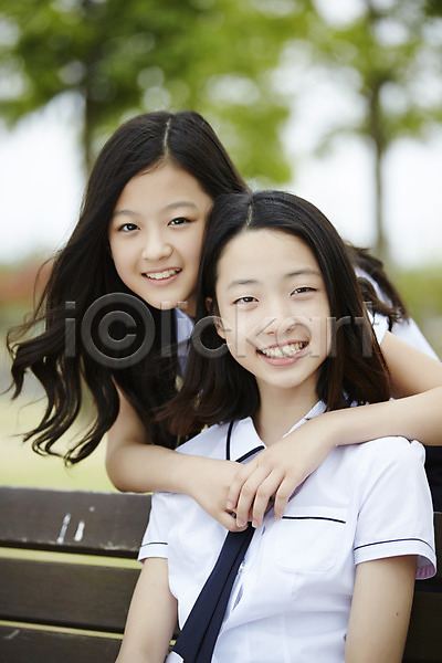 다정 우정 10대 두명 십대여자만 여자 여자만 중학생 한국인 JPG 앞모습 포토 공원 교복 미소(표정) 백허그 벤치 상반신 서기 앉기 야외 여중생 주간 친구 학생
